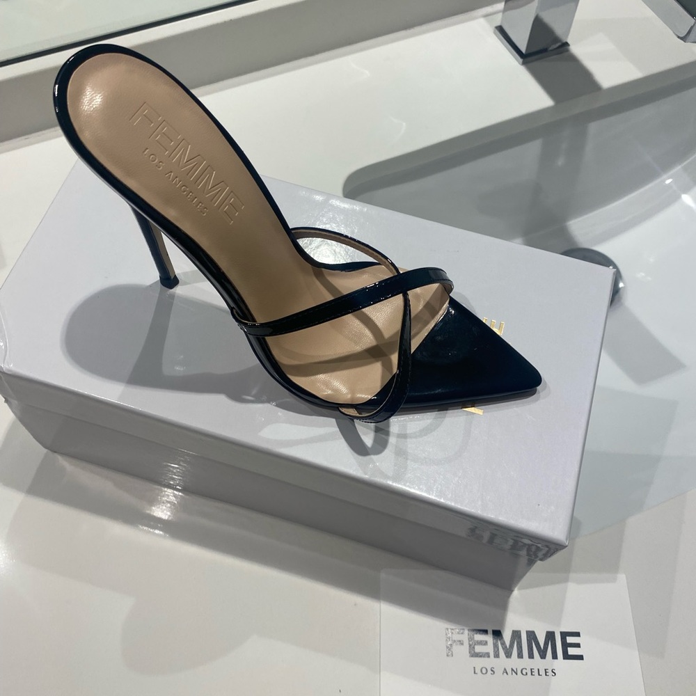 Femme LA size 36 (runs small) Donatella Mule